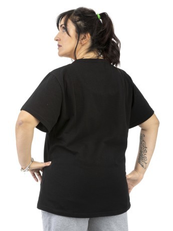T-Shirt Women's Sleeve Plus black model in front of