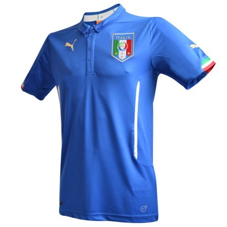 La primera réplica de la camiseta de fútbol de Italia de la copa del Mundo 2014