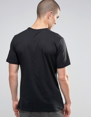 Hombres T-Shirt Metálico negro Swoosh en blanco.