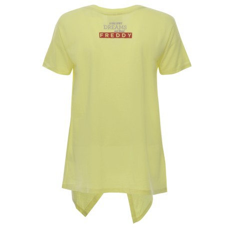 T-Shirt Frau in der Warteschlange vor gelb