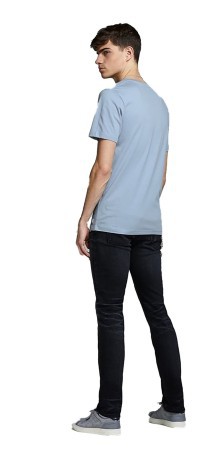 Men's T-Shirt Power blue in front of the