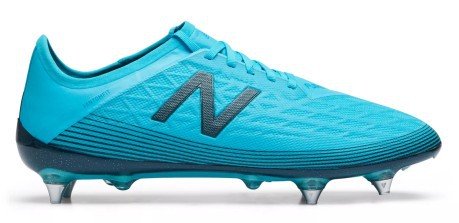 Des chaussures de football, New Balance, et Ils V5 Pro SG