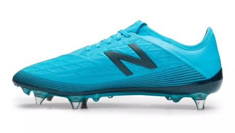 Des chaussures de football, New Balance, et Ils V5 Pro SG