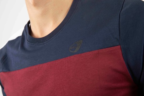 Camiseta de Hombre de las SS Premium rojo azul modelo en el frente de