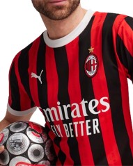 Maglia Calcio Puma AC Milan Casa - fronte indossato rosso e nero