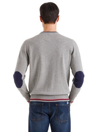 Suéter de Hombre a Rayas Cuello en V Suéter gris modelo