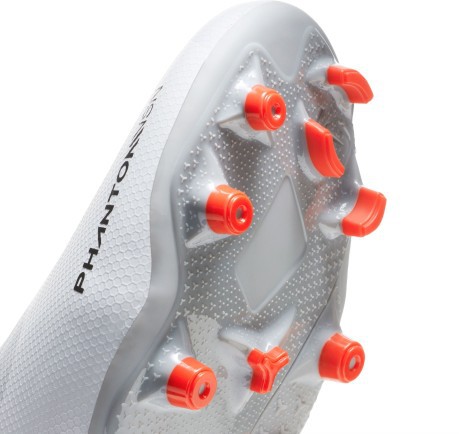Nike chaussures de Football Phantom Vision de l'Académie de DF MG posées Sur le Béton Pack droit